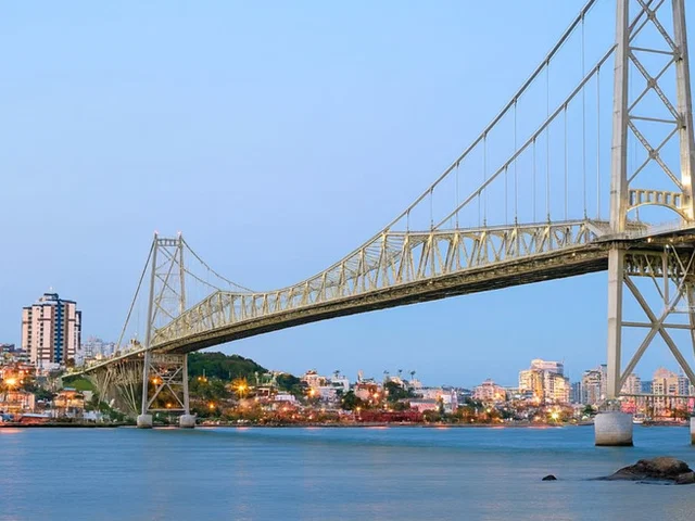 Ponte Hercílio Luz — cartão postal de Florianópolis
