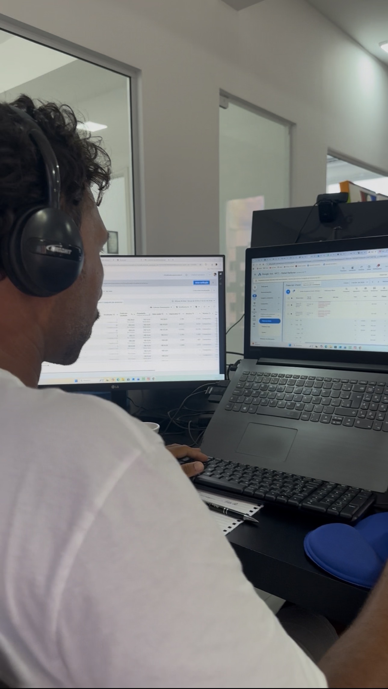 Especialista Target analisando campanhas